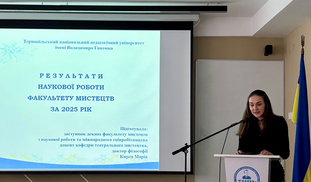 Марія Кирея представляє звіт факультету мистецтв.jpg